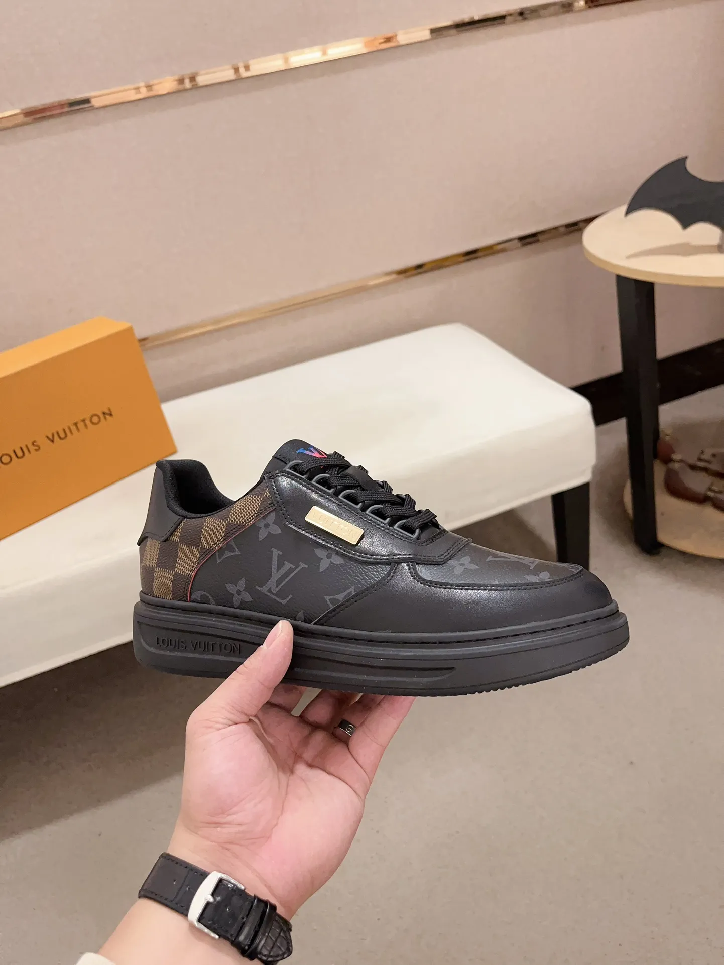 Men's shoes💰 400💰Louis Vuitton (Louis Vuitton/LV top 🔍🔍new model is on sale at the same time at the counter, upper 🇮🇹 imported first-layer cowhide from Italy, fully imported sheepskin lining 💪💪, completely 1⃣️ to 1⃣️ replica 🇮🇹💪💪 , ⚠Sole: Original sole provided by the original factory, exclusive movable molded sole, super comfortable, ⚠Original factory goods, 🔍🔍high quality, can be entered and exited the counter at will, welcome to compare⚠Code number: 38-44 (45 can be customized).